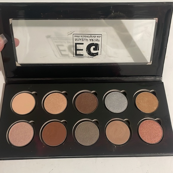 Brand new, never used makeup palette in PERFECT condition - Picture 2 of 2